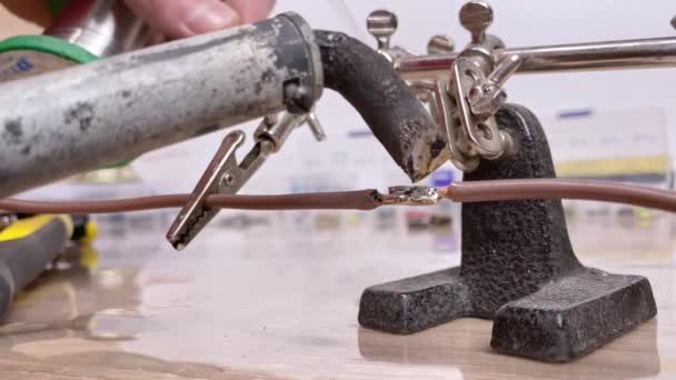 Primer Plano Mano Artesano Soldando Dos Cables Proceso Soldadura Taller — Vídeos de Stock