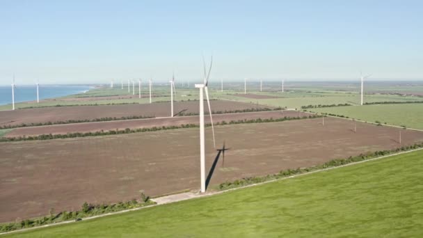 Snurrande vindkraftverk vårlandskap. Grön ekologisk energiproduktion. Vindkraftverk Farm Eco Field. Väderkvarnar på fältet. Flygutsikt. Energiproduktion. — Stockvideo