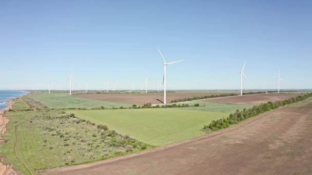 Snurrande vindkraftverk vårlandskap. Grön ekologisk energiproduktion. Vindkraftverk Farm Eco Field. Väderkvarnar på fältet. Flygutsikt. Energiproduktion. — Stockvideo