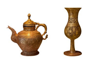 Antika pirinç demlik ve cam bir desen ile. Üzerinde beyaz bir Isola