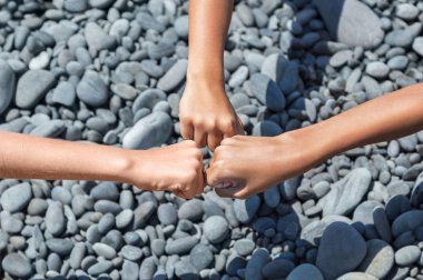 Üç yakışıklı çocuk Merkezi sahilde yumruk.