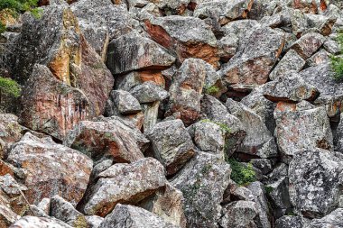 Dağlar taşlar taş yığını.