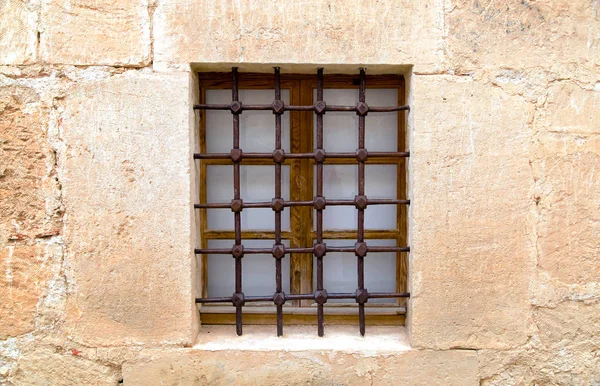 Stare mury piaskowca z okna i siatki — Zdjęcie stockowe