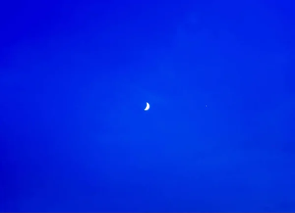 Maan en de ster in de blauwe hemel. — Stockfoto