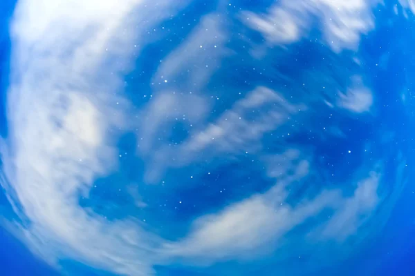 Cielo nocturno con nubes y estrellas . — Foto de Stock