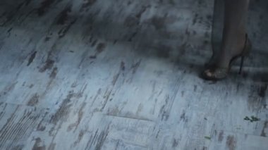 Gelin giyiyor ayakkabı ile topuklar yerde kapatın