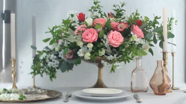 テーブルの装飾美術に花束 — ストック動画