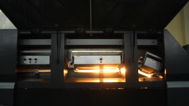Máquina de impresión offset en una fábrica — Vídeos de Stock