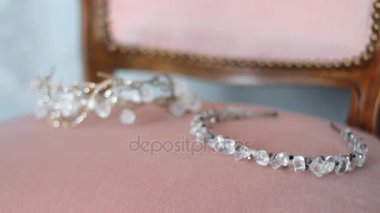 Hoop taşlarla pembe kumaş üzerinde