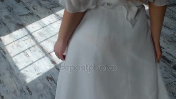 Ragazza in abito bianco corre attraverso la stanza . — Video Stock