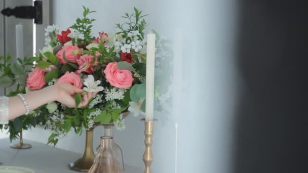 Bouquet su una tavola decorata Belle Arti — Video Stock