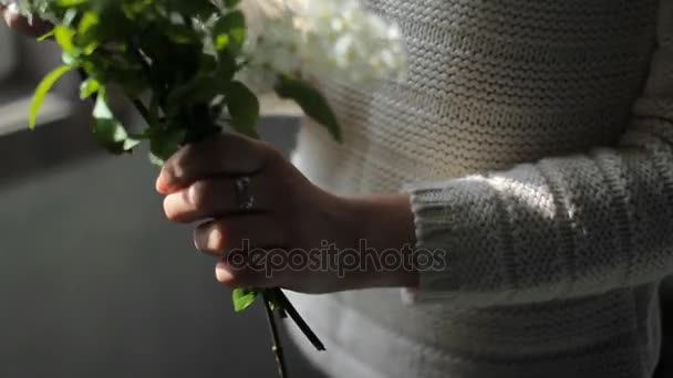 Mulher cria um buquê de flores — Vídeo de Stock