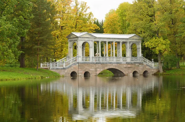 Márvány híd a parkban. — Stock Fotó