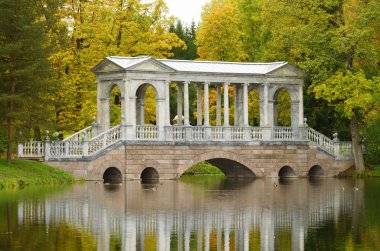 Parktaki Mermer Köprü.