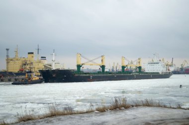 Tankerler limanında yükleme.