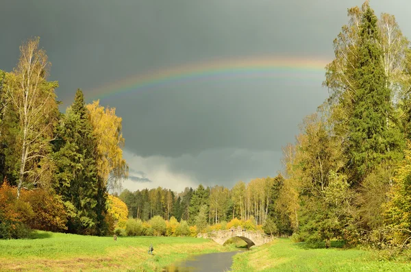 The rainbow in the sky after the rain. — Stock Photo, Image