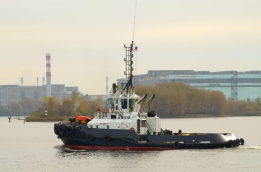 Teknenin denizde yüzen.