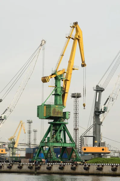 Laden van schepen in de haven. — Stockfoto