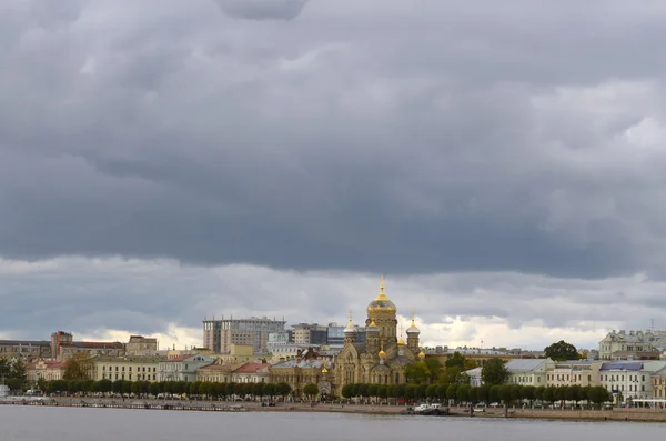 Nubes negras sobre la ciudad . — Foto de Stock