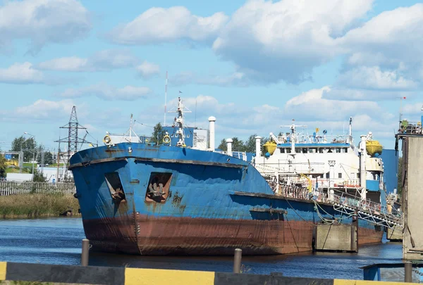 Vrachtschip op hun ligplaats. — Stockfoto