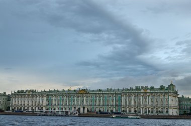 Mavi, karanlık gökyüzü.