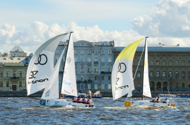 Yelkenli teknelerde Nehri üzerinde.