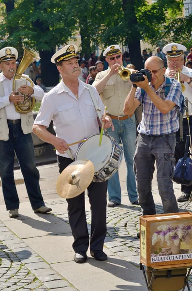 Muzikanten op een stad straat. — Stockfoto