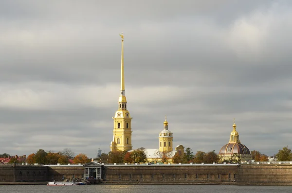 Kilátás nyílik a Peter és Paul erőd. — Stock Fotó