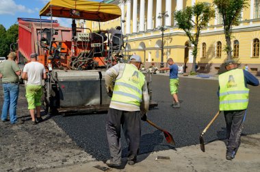 Asfalt döşeme çalışmak.
