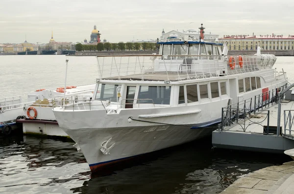 Turist fartyget vid bryggan. — Stockfoto