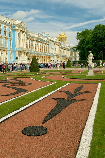 Декоративні галявині перед палацом. — стокове фото