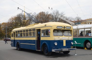 Tramvay yolu üzerinde.