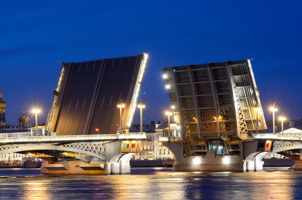 The drawbridges of St. Petersburg. — Stock Photo, Image