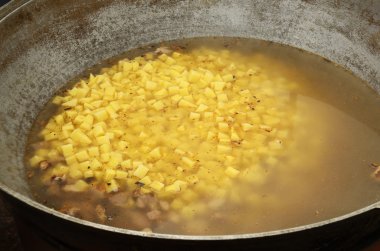 Bir kazan içinde etli patates.