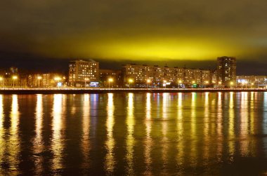 Gece şehir manzarası.