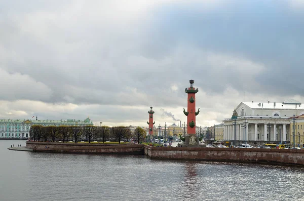 Облака дождя над городом . — стоковое фото