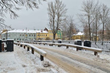 Nehrin üzerindeki köprü..