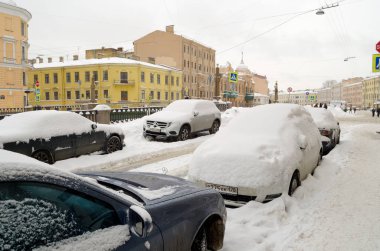 Şehirde sonbahar kar yağışı.