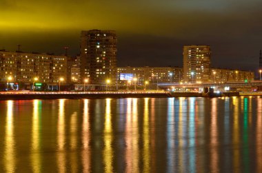 Gece şehir manzarası.