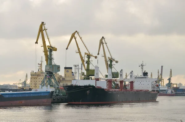 Trabajo en el puerto marítimo . — Foto de Stock