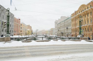 Şehirde sonbahar kar yağışı.