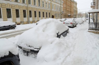 Şehirde sonbahar kar yağışı.