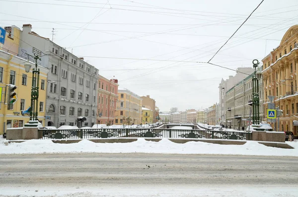 Jesienne opady śniegu w mieście. — Zdjęcie stockowe