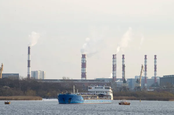 Der Tanker im Hafen angekommen. — Stockfoto