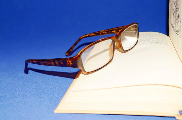 Gafas en el fondo del libro . — Foto de Stock