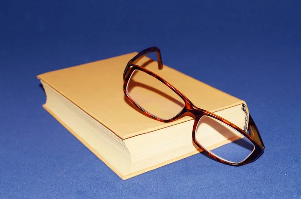 Gafas en el fondo del libro . — Foto de Stock