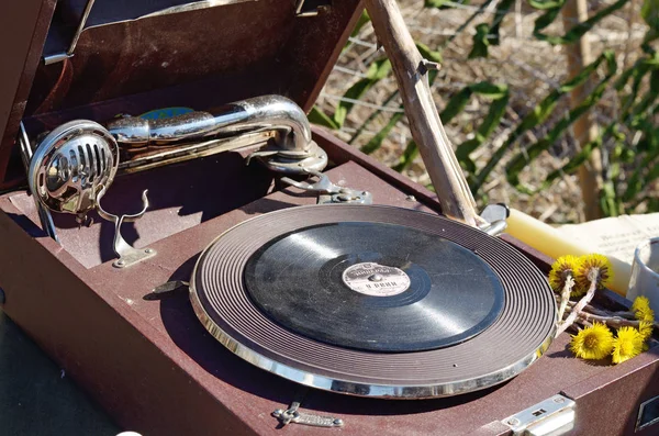 Gramofon eski kaydında.