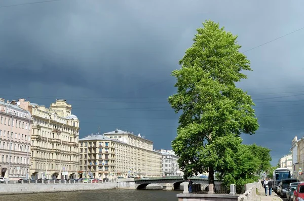 Nubes de tormenta sobre la ciudad . — Foto de Stock