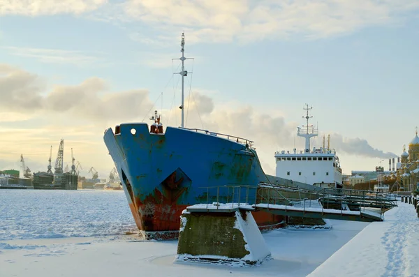 Frachtschiff am Liegeplatz. — Stockfoto