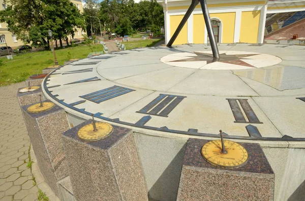 Το ηλιακό ρολόι στην πλατεία. — Φωτογραφία Αρχείου